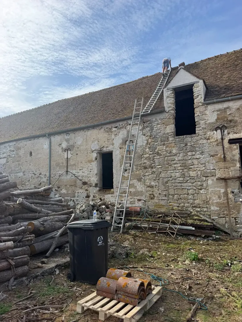 Faîtage qui se déchausse, trou dans la couverture : reportage sur un toit ancien