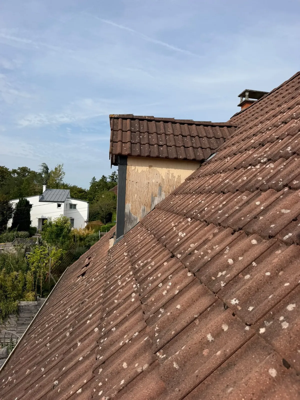 Joue de lucarne mise à nu et préparée avant finition, vue depuis la toiture, Rouen