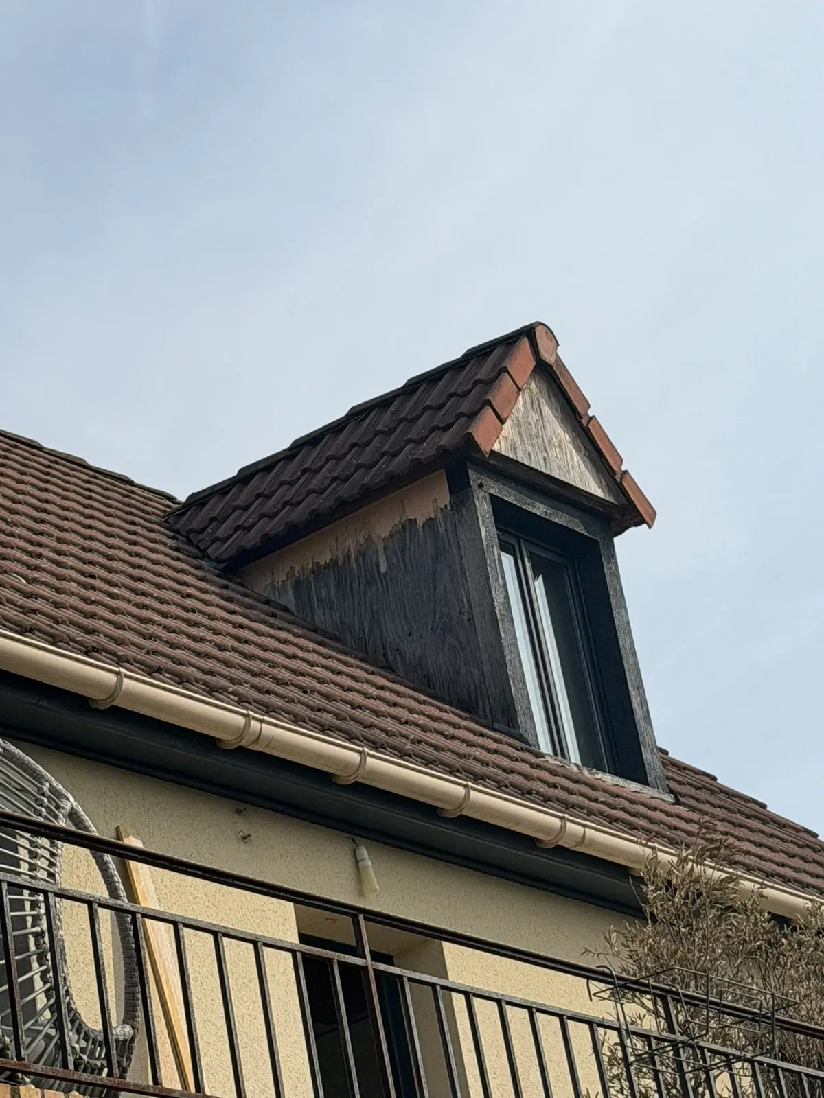 Lucarne rénovée joues crème et encadrement anthracite, couvreur secteur Rouen