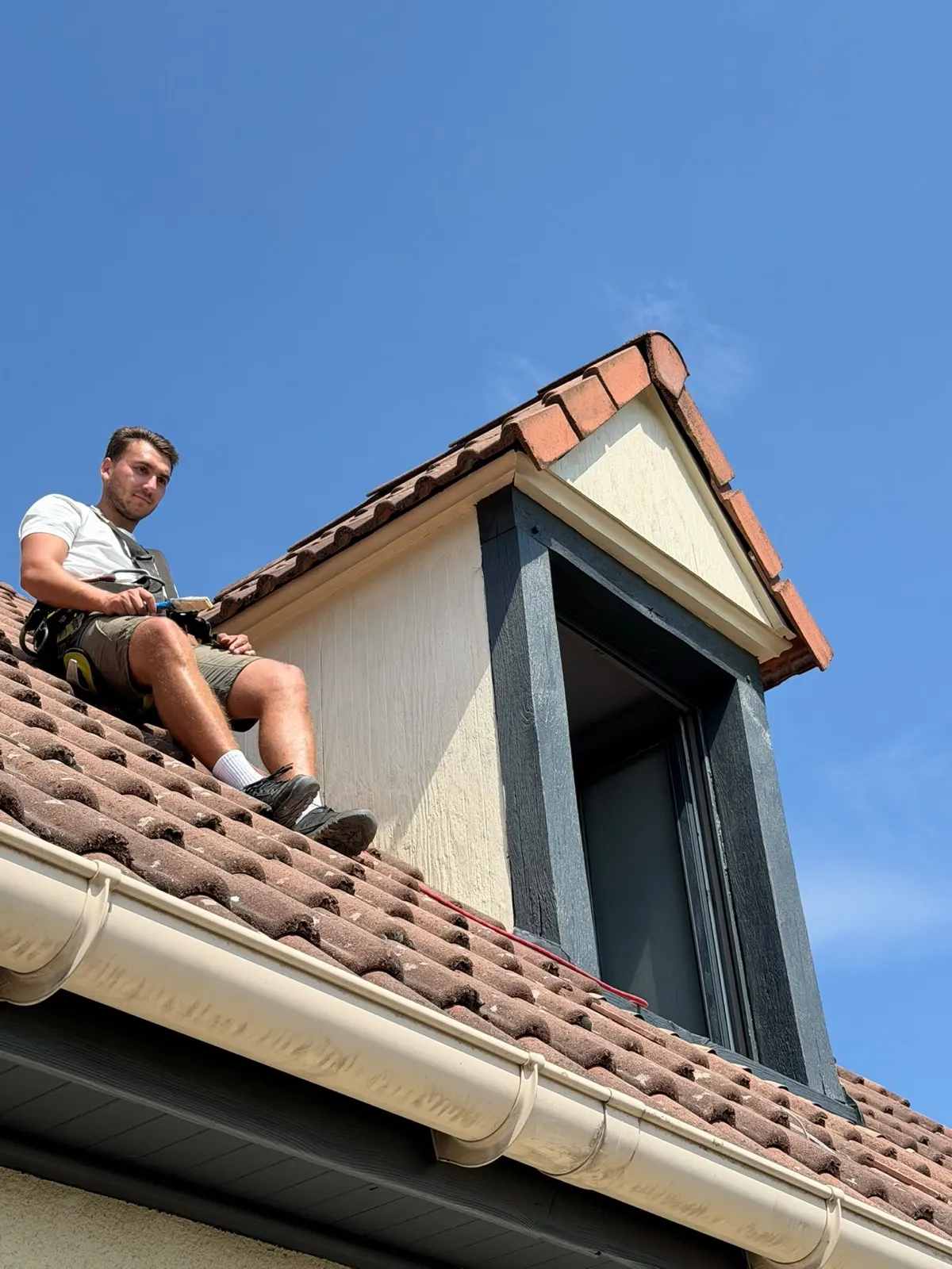 Joues de lucarne noircies par l'humidité avant rénovation, couvreur Rouen