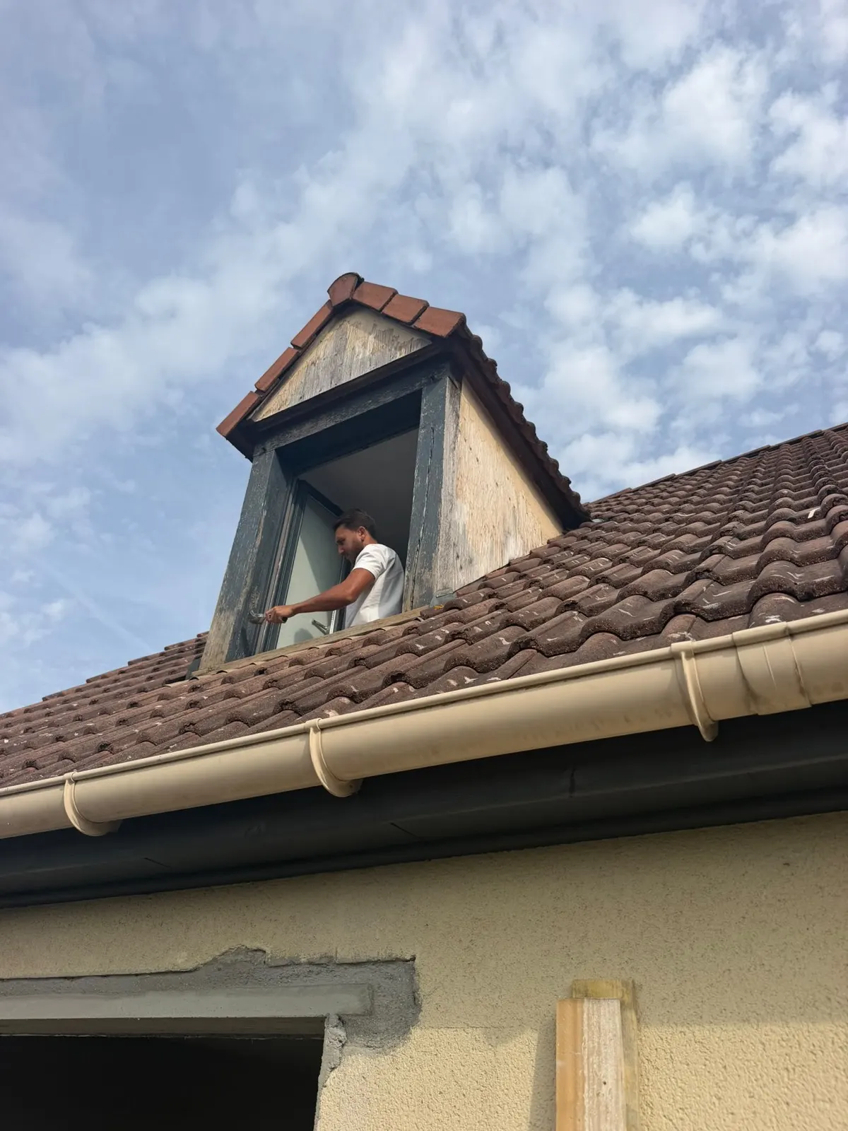 Application de la finition sur une lucarne de toiture, chantier couvreur Rouen