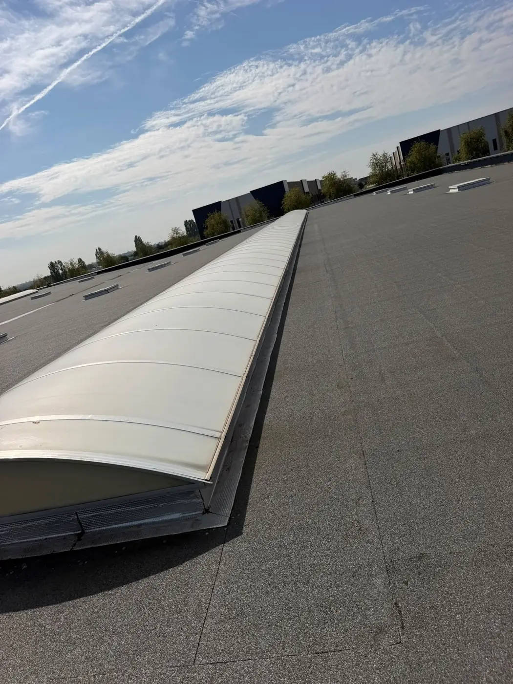 Voûte de lanterneau continue sur une toiture-terrasse, costière et relevé d'étanchéité périphérique