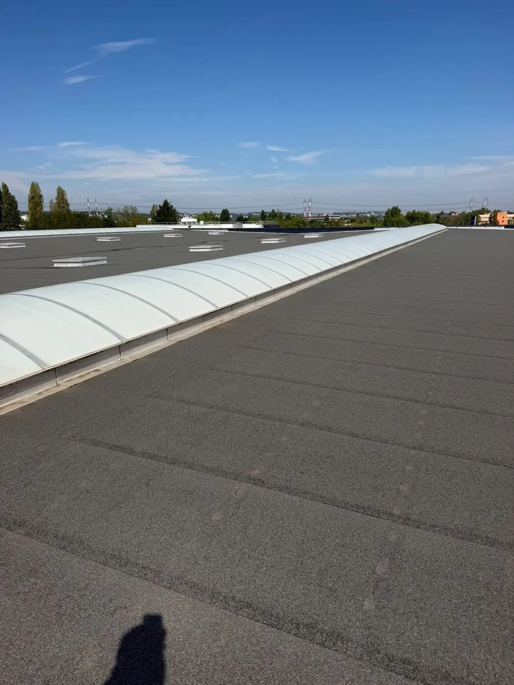 Jonction de deux files de lanterneaux sur une grande toiture-terrasse en bitume autoprotégé