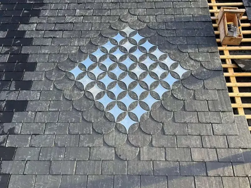 Détail d'un motif d'ardoises écailles posé au cœur d'une couverture en ardoise à Rouen