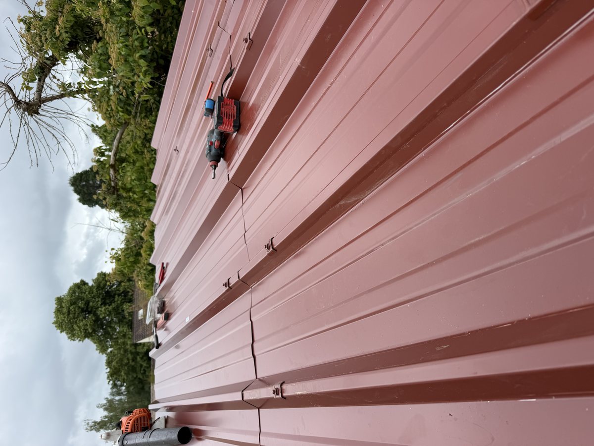 Couverture neuve en bac acier rouge — Rouen